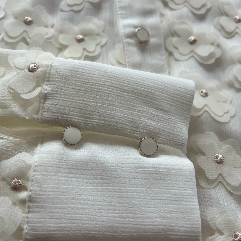 NWT Women’s Small Adrianna Papell Y Placket Button Up 3D Flower Blouse. - Picture 4 of 10